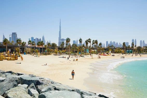 Strand a háttérben Dubai, Egyesült Arab Emírségek látképével.