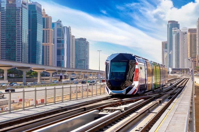 Új modern villamos Dubajban, Egyesült Arab Emírségekben.
