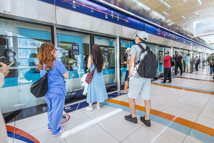 Dubai, az utasok beszállnak az érkező metrókocsiba.