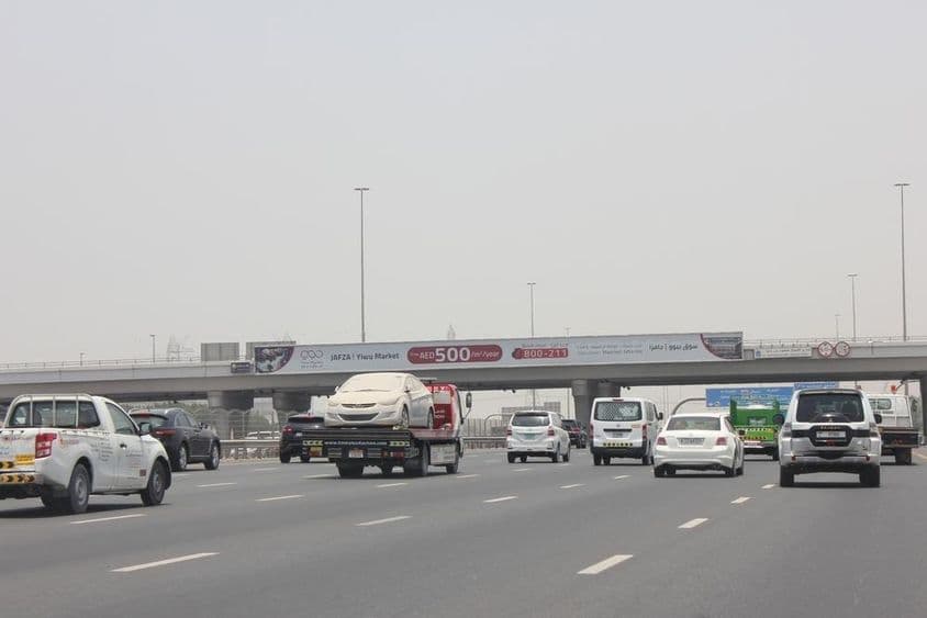 Dubai autópálya, hirdetőtáblákkal.