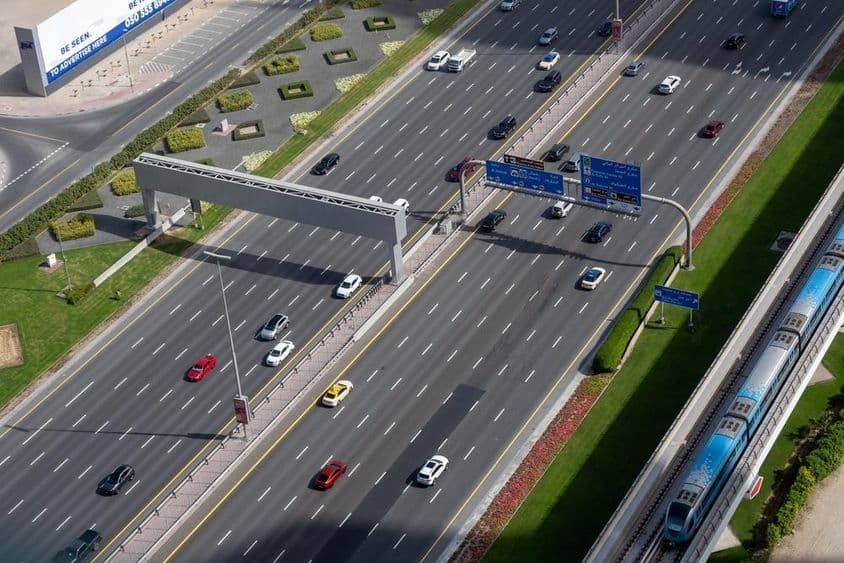 Dubai többsávos autópálya és metróvonal.