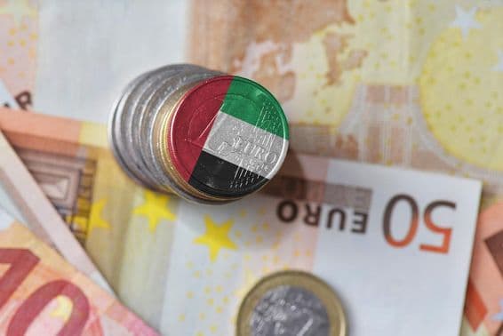 Egyesült Arab Emírségek nemzeti zászlaja, az euro-pénz bankjegyek.