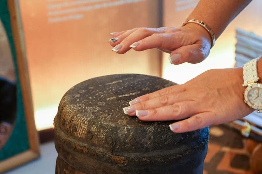 Dubai, Egyesült Arab Emírségek nő afrikai etnikai ütős dobon játszik.