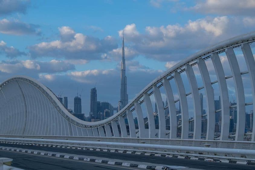 Maidan híd Dubai Dubai látképével.