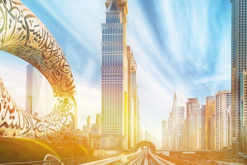 Üveg Felhőkarcolók Dubaiban hőségben.