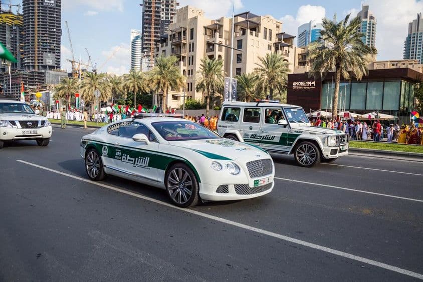 Rendőrautó ünnepi felvonulása a Mohammed Bin Rashid Boulevardon, Dubai belvárosában.
