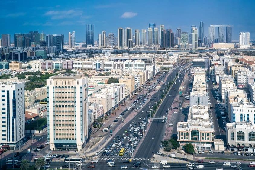 Abu Dhabi, Defence Street forgalom és Al Reem-sziget modern felhőkarcolói.