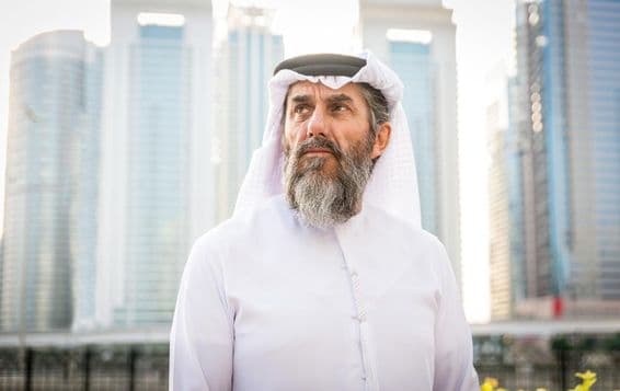 Férfi hagyományos kandorával Dubaiban