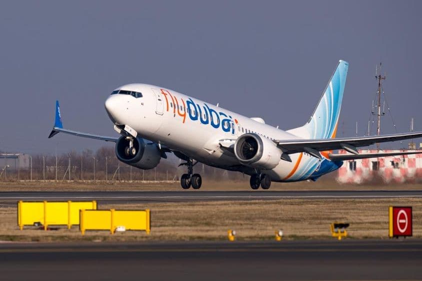 Flydubai repülőgépe felszállás közben.