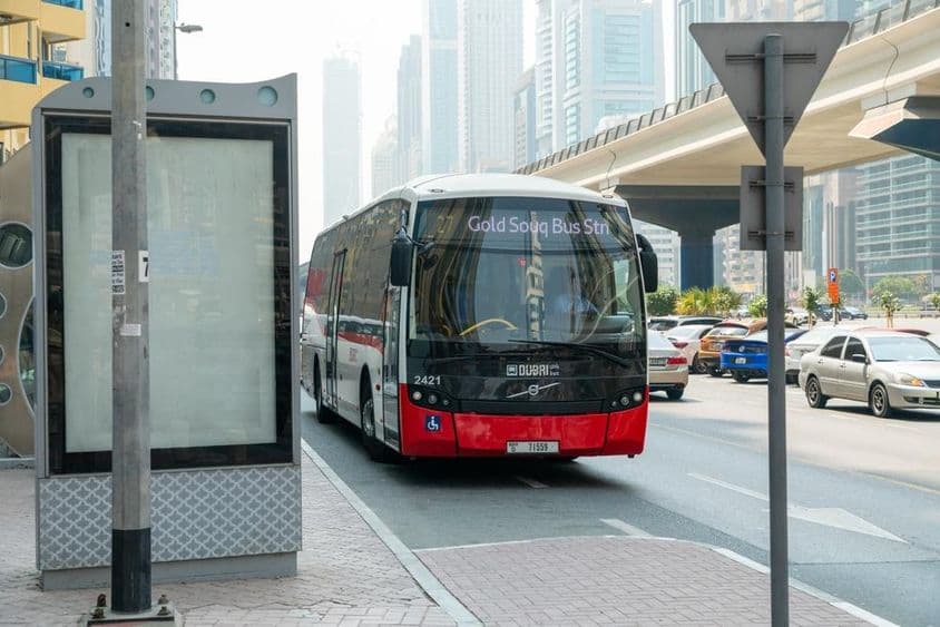 Közúti és Közlekedési Hatóság (RTA) busza Dubaiban.