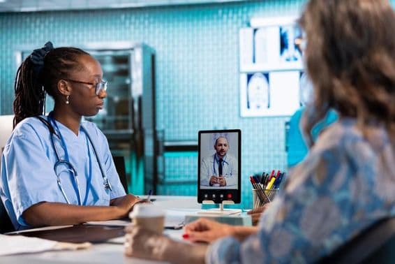 Nővér videohívást folytat orvosával, hogy csevegjen pácienseivel, távoli konzultációt és távorvoslás.