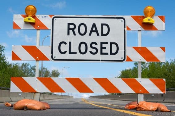 Lezárt útszakasz felírat táblán.