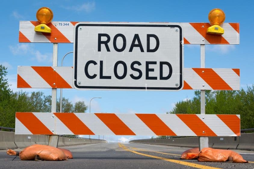 Lezárt útszakasz felírat táblán.