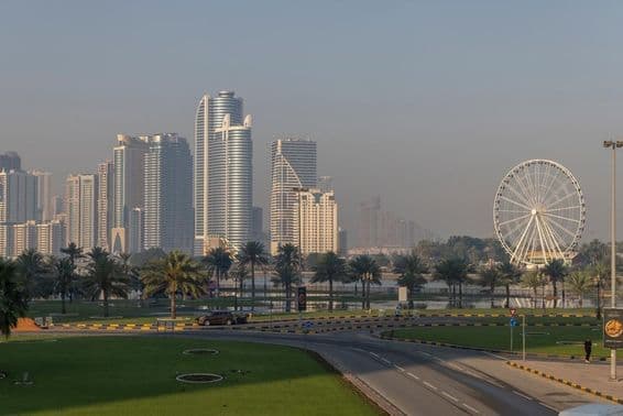 Sharjah Skyline a Qasba óriáskerékkel.