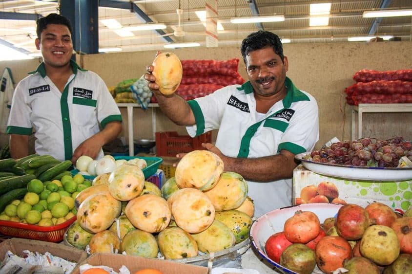 Dubaiban, az Egyesült Arab Emírségekben, a zöldség- és gyümölcspiacon.