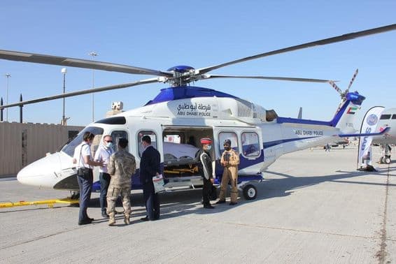 Abu Dhabi Police helikopter a 2021-es Dubai Airshow-n a Dubai World Central repülőtéren.