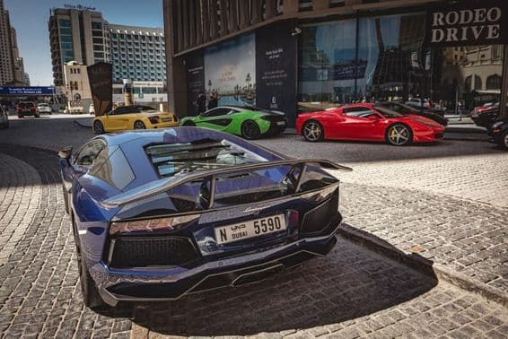 Bérelhető Dubaiban kék Lamborghini Aventador.