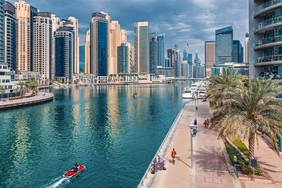 Dubai Marina negyed magas felhőkarcolókkal, valamint kereskedelmi és lakóingatlanokkal.