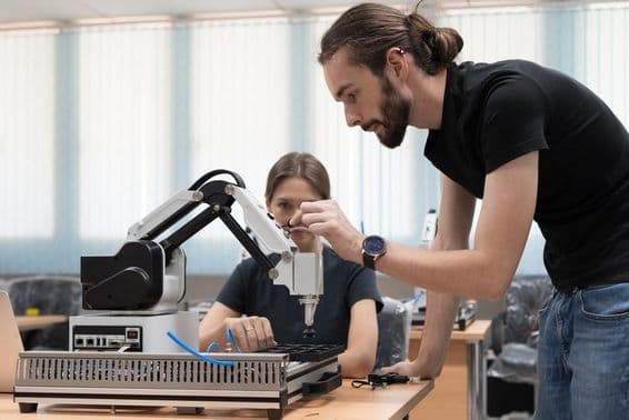 AI robot a gyártási automatizálás és robotika laboratóriumi szoba.