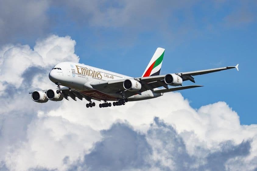 Emirates utasszállító repülőgép leszállás közben.