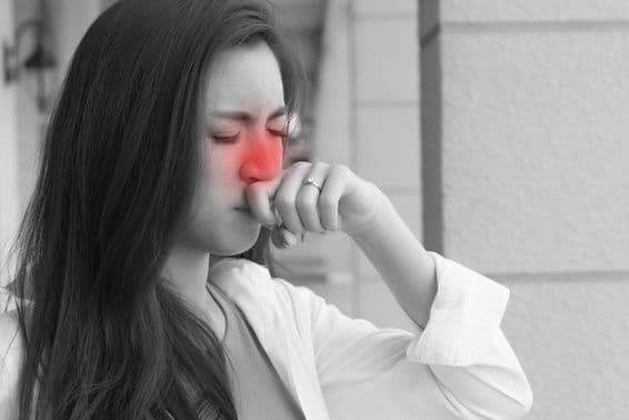 Fiatal felnőtt ázsiai nő influenza betegsége.