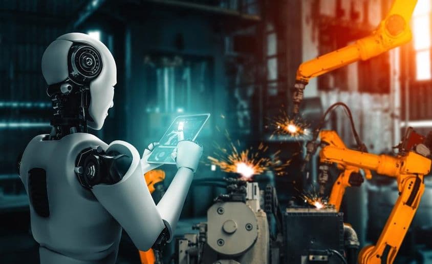 A mesterséges intelligencia robotkarokat felügyel az összeszerelési folyamat során a gyártósoron.