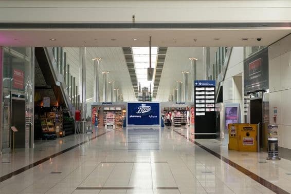 Belső felvétel a dubai nemzetközi repülőtérről.