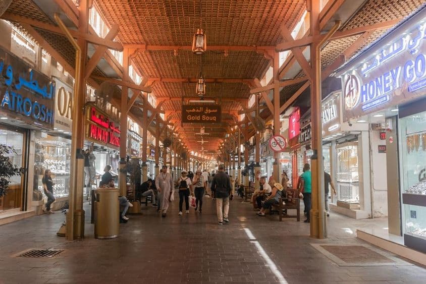 Dubai aranypiacán vásároló és felfedező turisták.