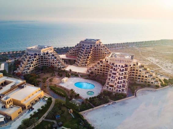 Marjan-sziget strandja és vízpartja Ras al Khaimah emírségben.
