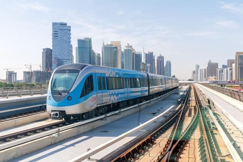 Dubai metro háttérben a felhőkarcolok.