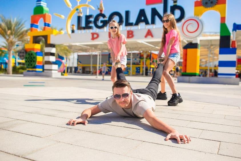 Boldog család apával és gyerekekkel a Dubai Legolandben .
