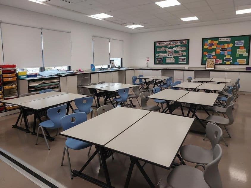 Üres tanterem székekkel és asztalokkal az egyetemen.