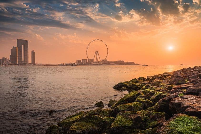 Naplemente a Blue Waters Island felett a híres Dubai Eye óriáskerékkel.