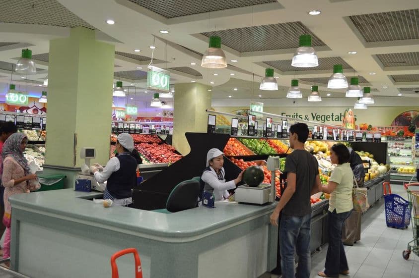 Lulu hipermarket Fresh Fruits Osztálya Dubai.