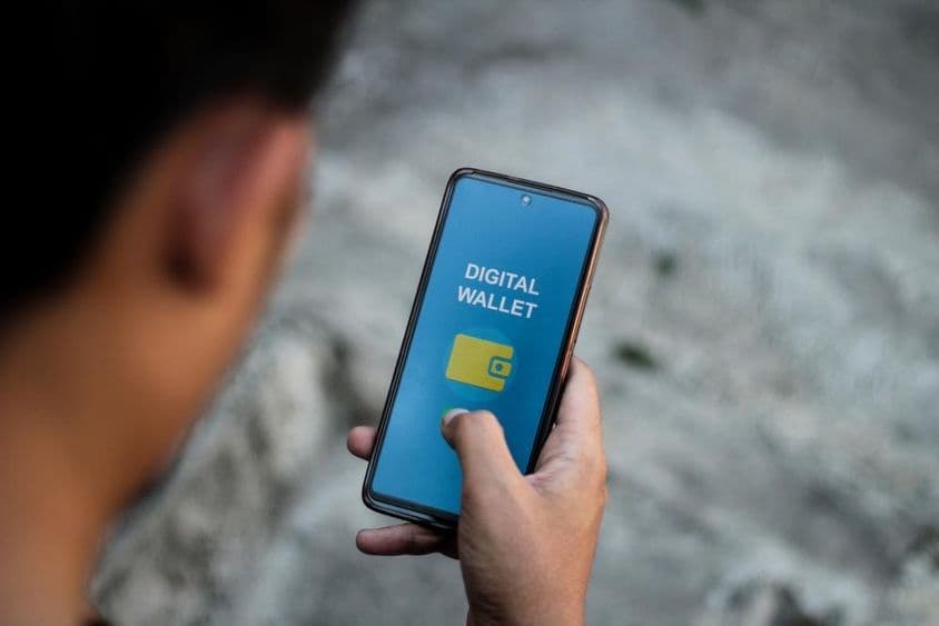 digitális pénztárca alkalmazás felülete okostelefon képernyőjén.