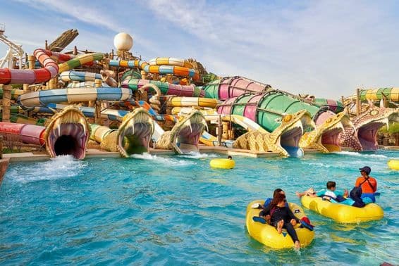 Slithers csúszdák a Yas Waterworld aquaparkban.
