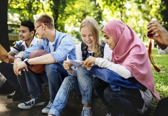 Egy csoportnyi különböző tinédzser Dubaiban.