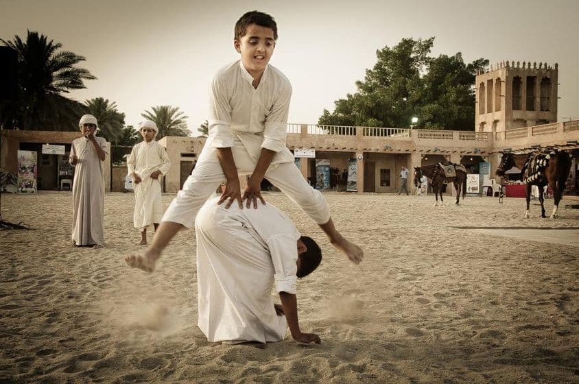 Gyerekek játszanak népszerű játékokat.