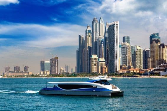 Dubai Marina egy napsütéses napon, Egyesült Arab Emírségek.