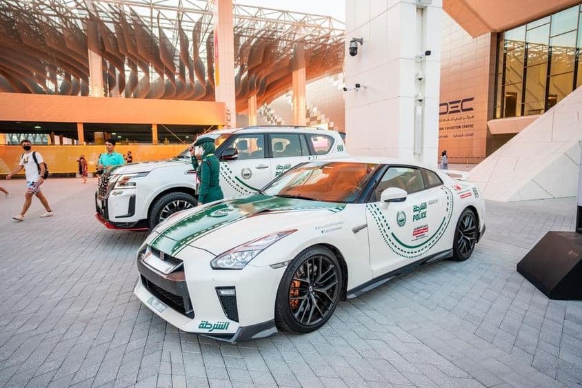 Dubai rendőrautók kiállítva az Expo2020-on.