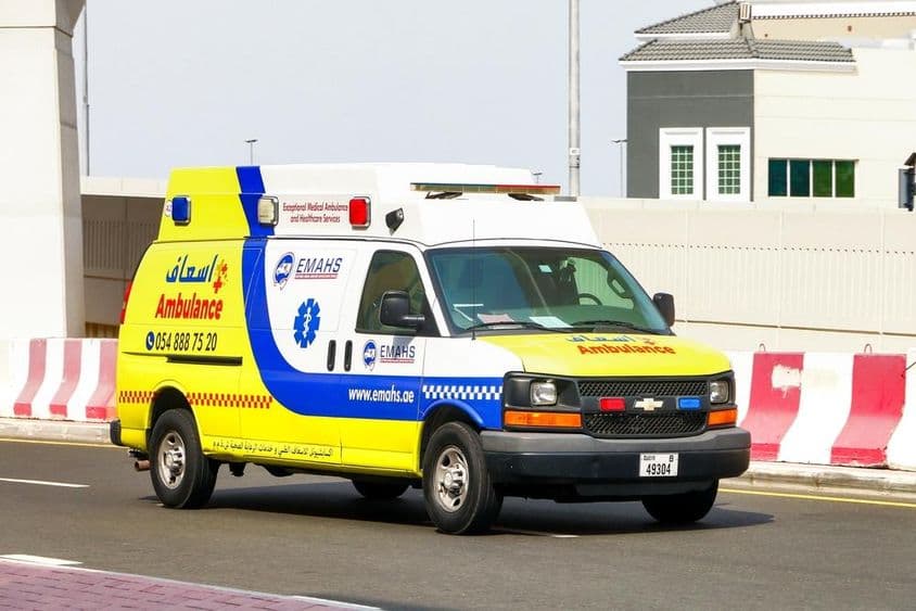 Dubai, Chevrolet Express mentőautó a város utcáján.