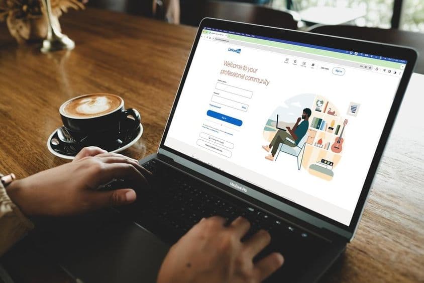 Egy személy, aki éppen LinkedIn bejelentkezési oldalát nyitja meg MacBookon.