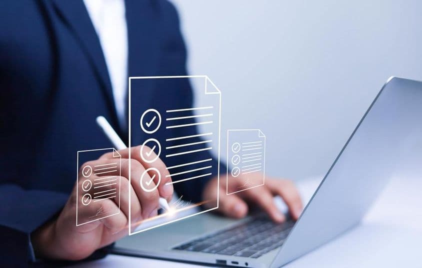 Üzletember papírmentes elektronikus aláírást használ.