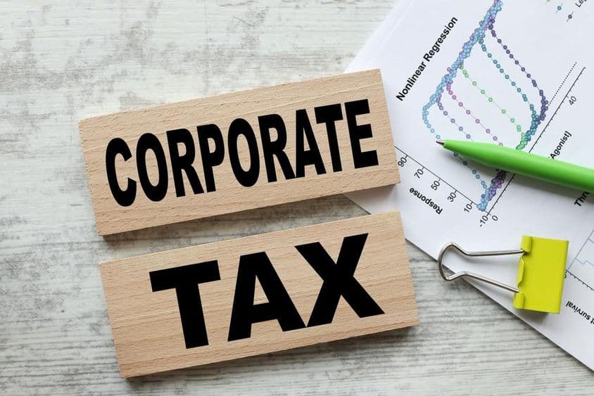 Társasági adó két fa kockán.