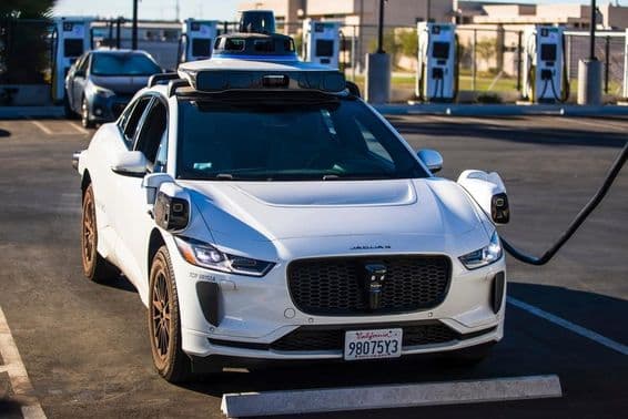 Egy Waymo önvezető Jaguar I-PACE elektromos jármű.
