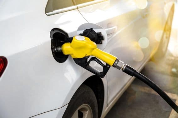 Dubai benzinkúton tankol egy fehér autó.