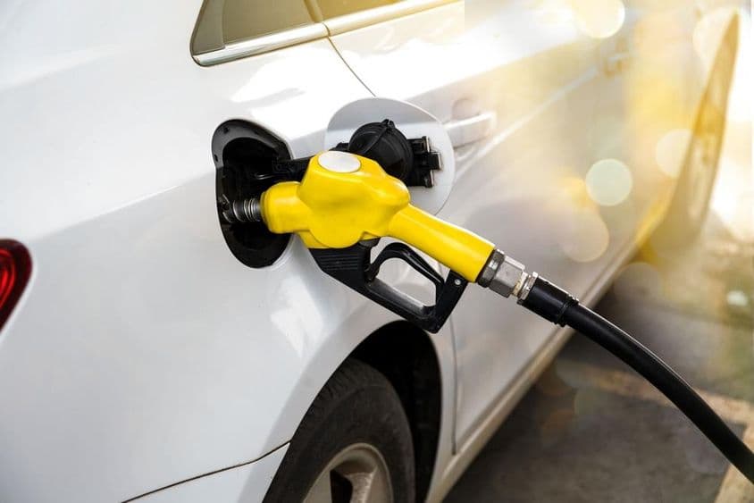 Dubai benzinkúton tankol egy fehér autó.