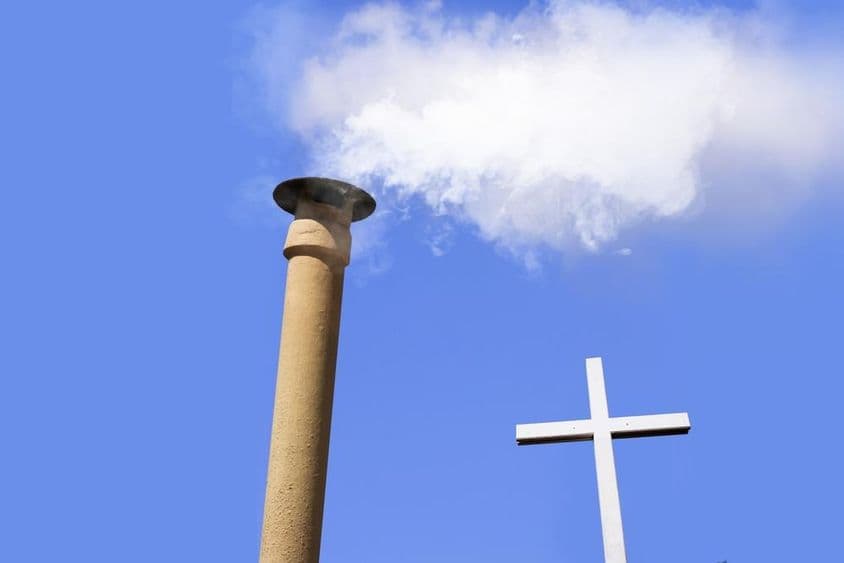 Fehér füst száll a Sixtus-kápolna (Vatikánváros) tetején lévő kéményből.