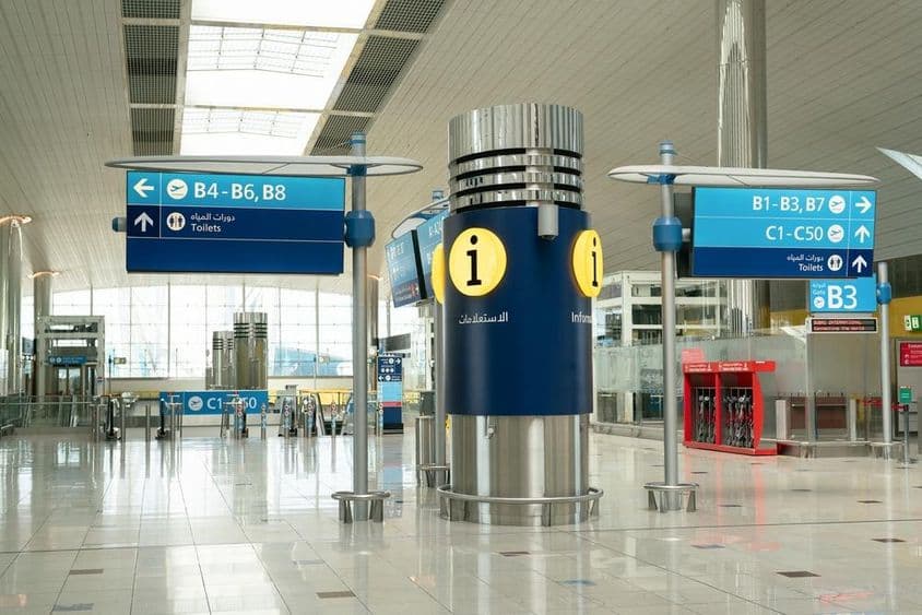 Dubai Nemzetközi Repülőtér üres belső tere.