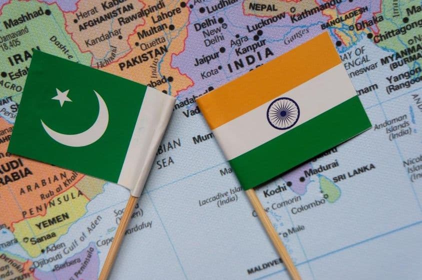India és Pakisztán zászlói Dél-Ázsia térképén.